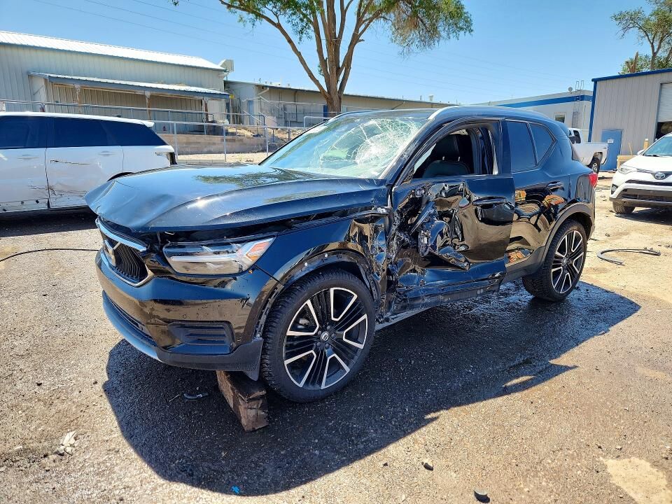 2020 VOLVO XC40