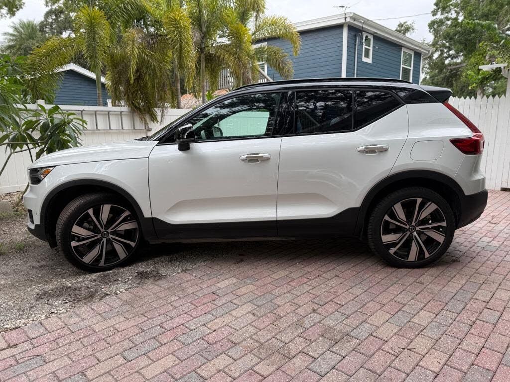2022 VOLVO XC40