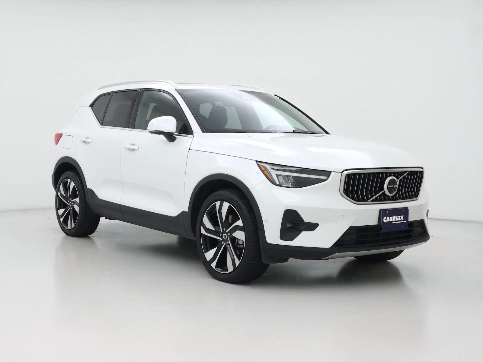 2025 VOLVO XC40