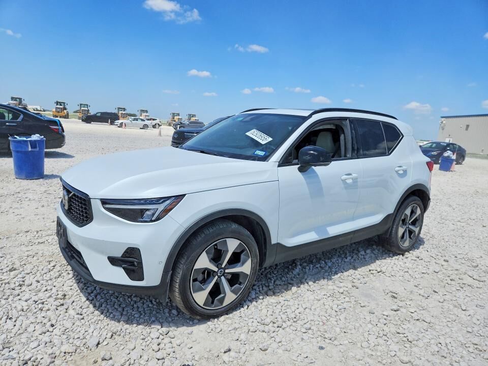 2023 VOLVO XC40