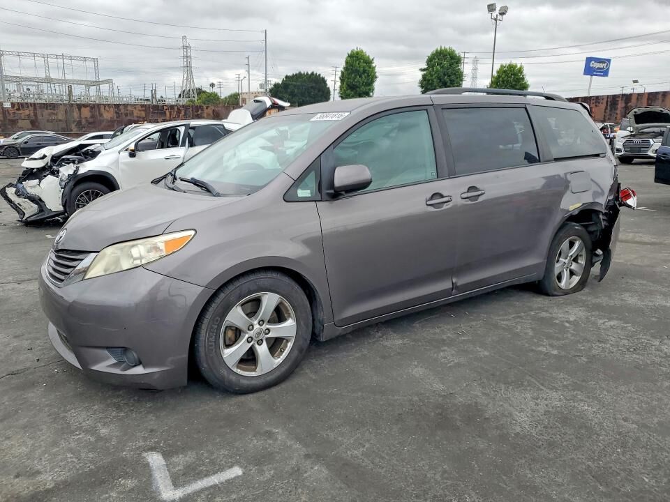 2017 TOYOTA Sienna