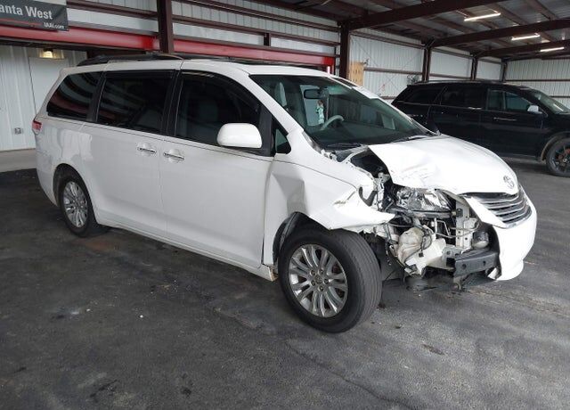 2011 TOYOTA Sienna