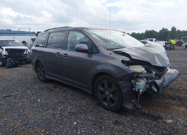 2011 TOYOTA Sienna