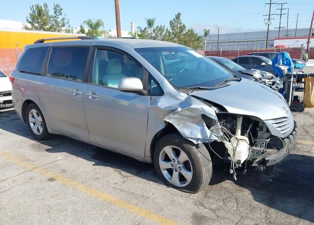 2016 TOYOTA Sienna
