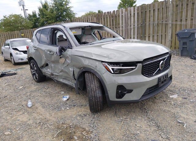 2025 VOLVO XC40