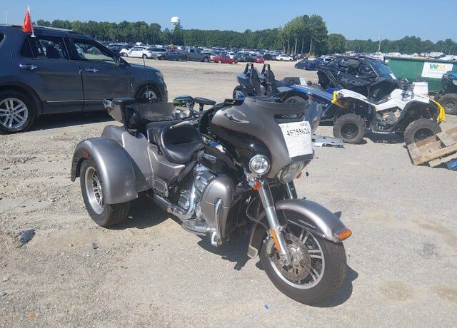 2017 HARLEY DAVIDSON FLHTCUTG / Tri Glide Ultra