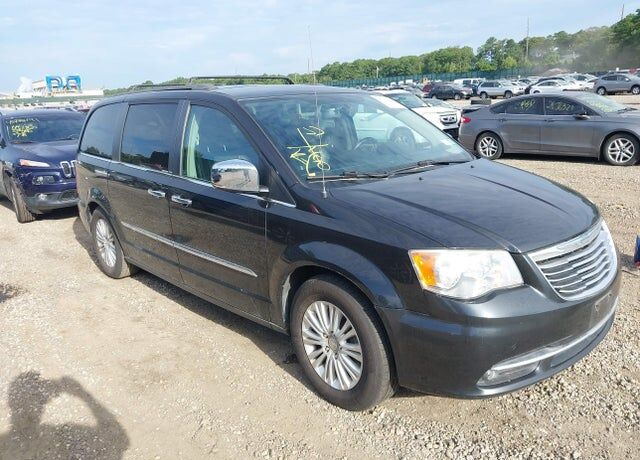 2013 CHRYSLER Town and Country