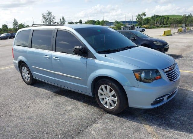 2013 CHRYSLER Town and Country