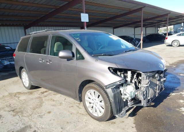 2014 TOYOTA Sienna