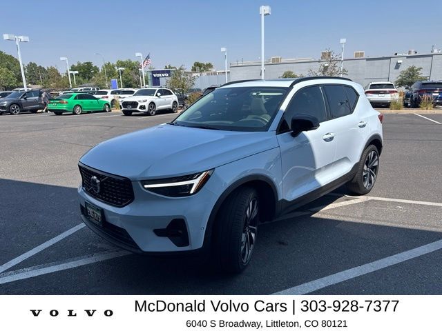2025 VOLVO XC40