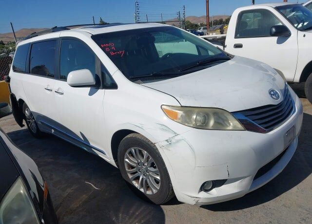 2011 TOYOTA Sienna