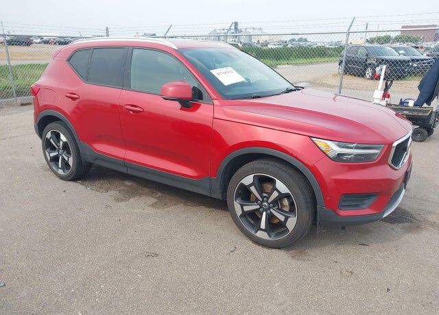 2019 VOLVO XC40