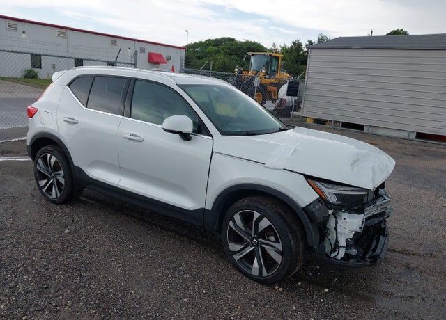 2024 VOLVO XC40