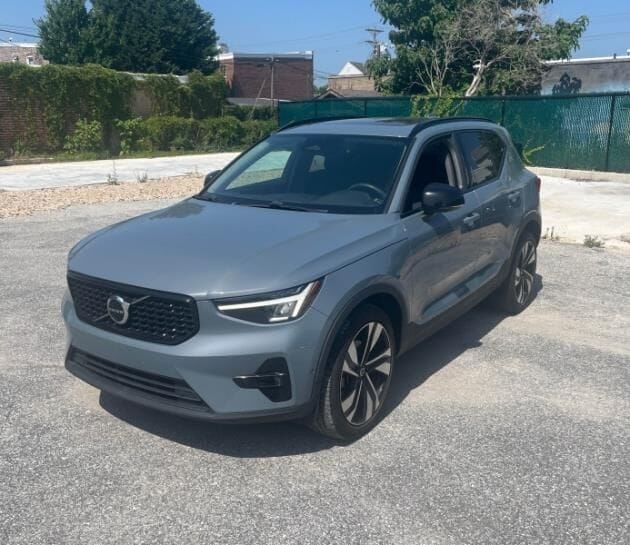 2023 VOLVO XC40