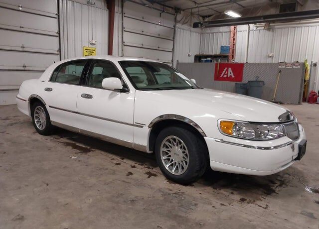 2000 LINCOLN Town Car
