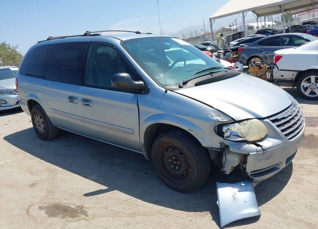 2005 CHRYSLER Town and Country
