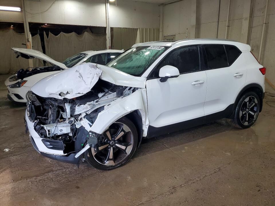 2019 VOLVO XC40