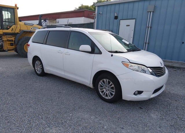 2011 TOYOTA Sienna