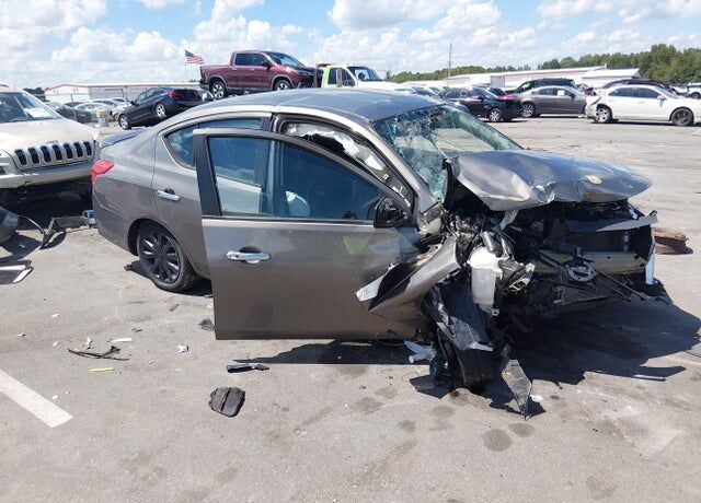 2017 NISSAN Versa