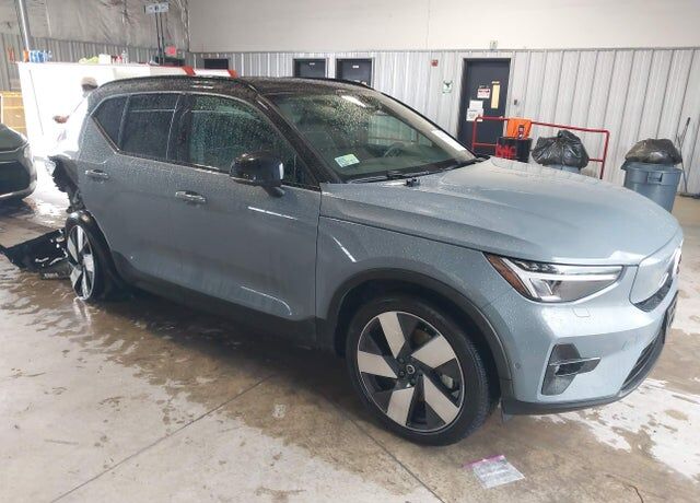 2023 VOLVO XC40