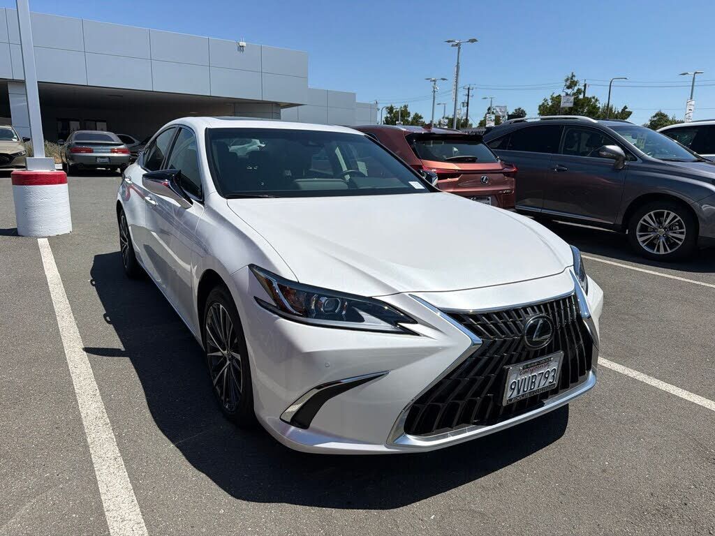 2025 LEXUS ES