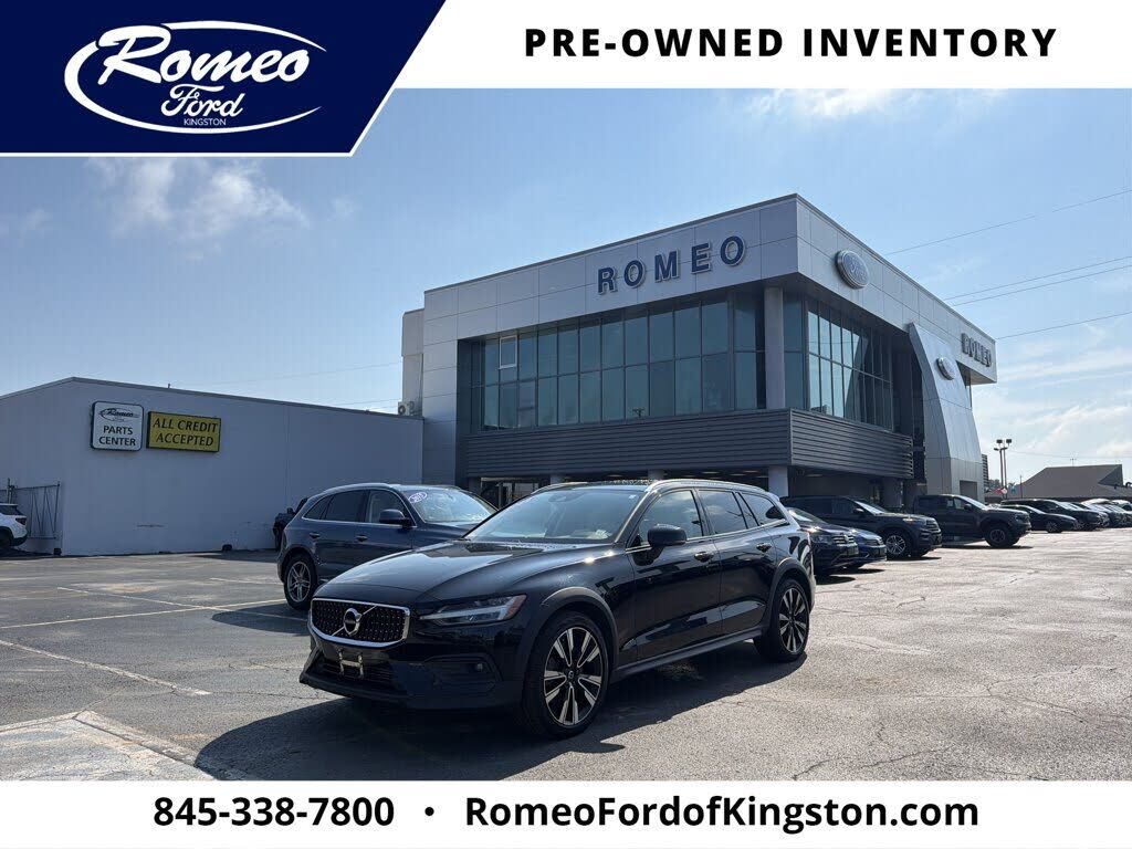 2022 VOLVO V60CC