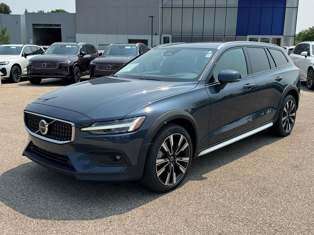 2025 VOLVO V60CC