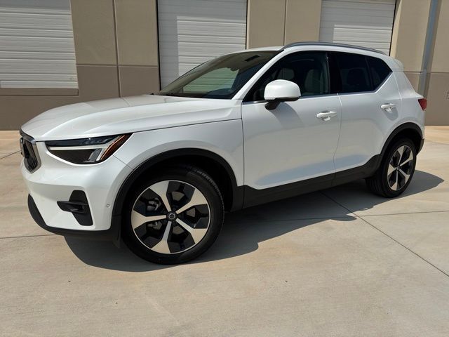 2023 VOLVO XC40