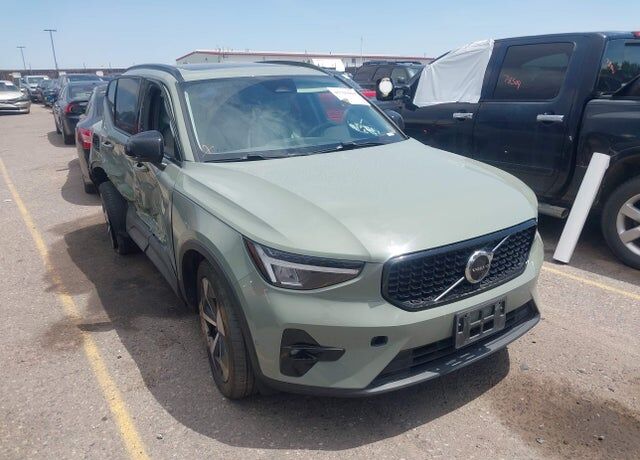 2024 VOLVO XC40