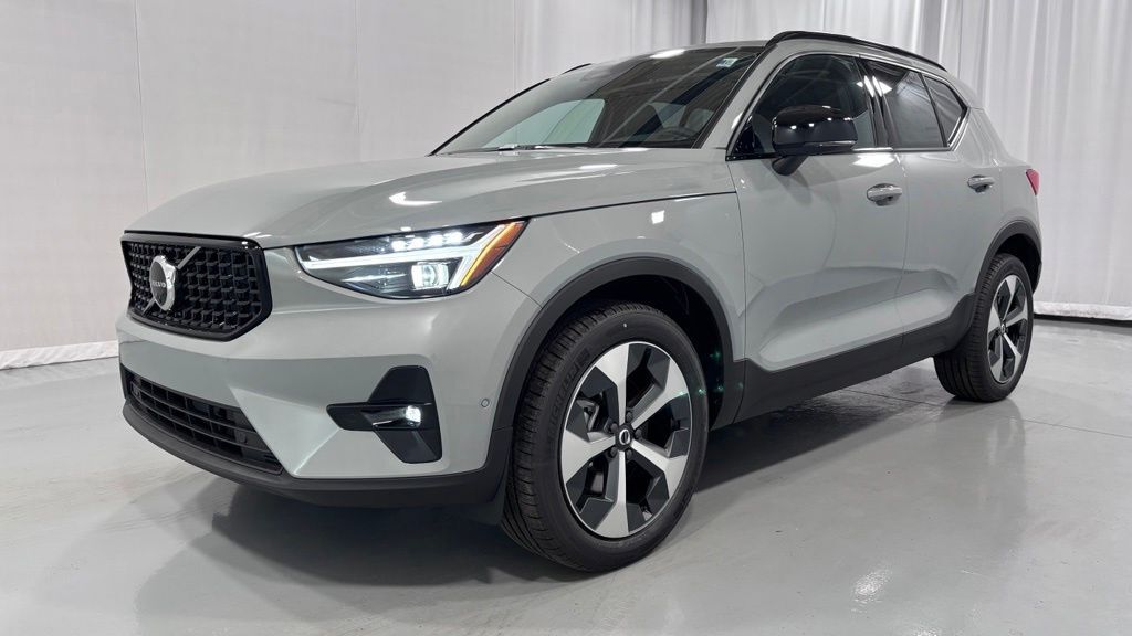 2026 VOLVO XC40