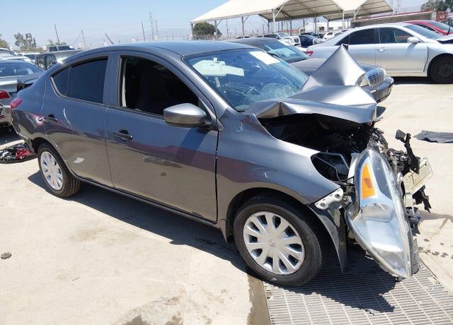 2016 NISSAN Versa