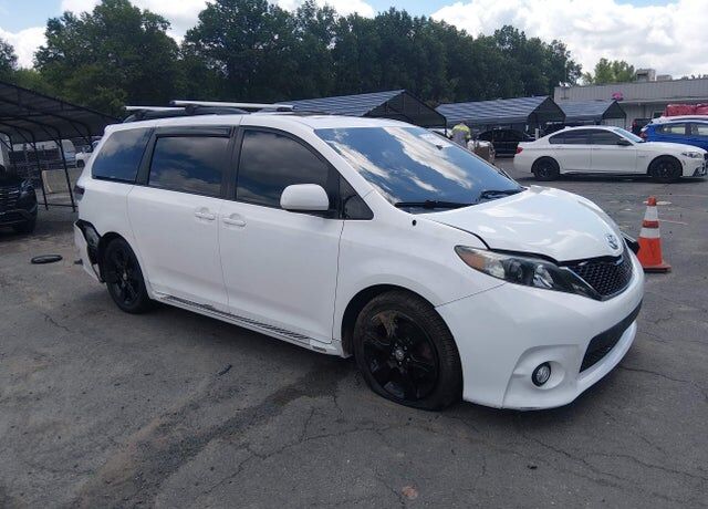 2011 TOYOTA Sienna