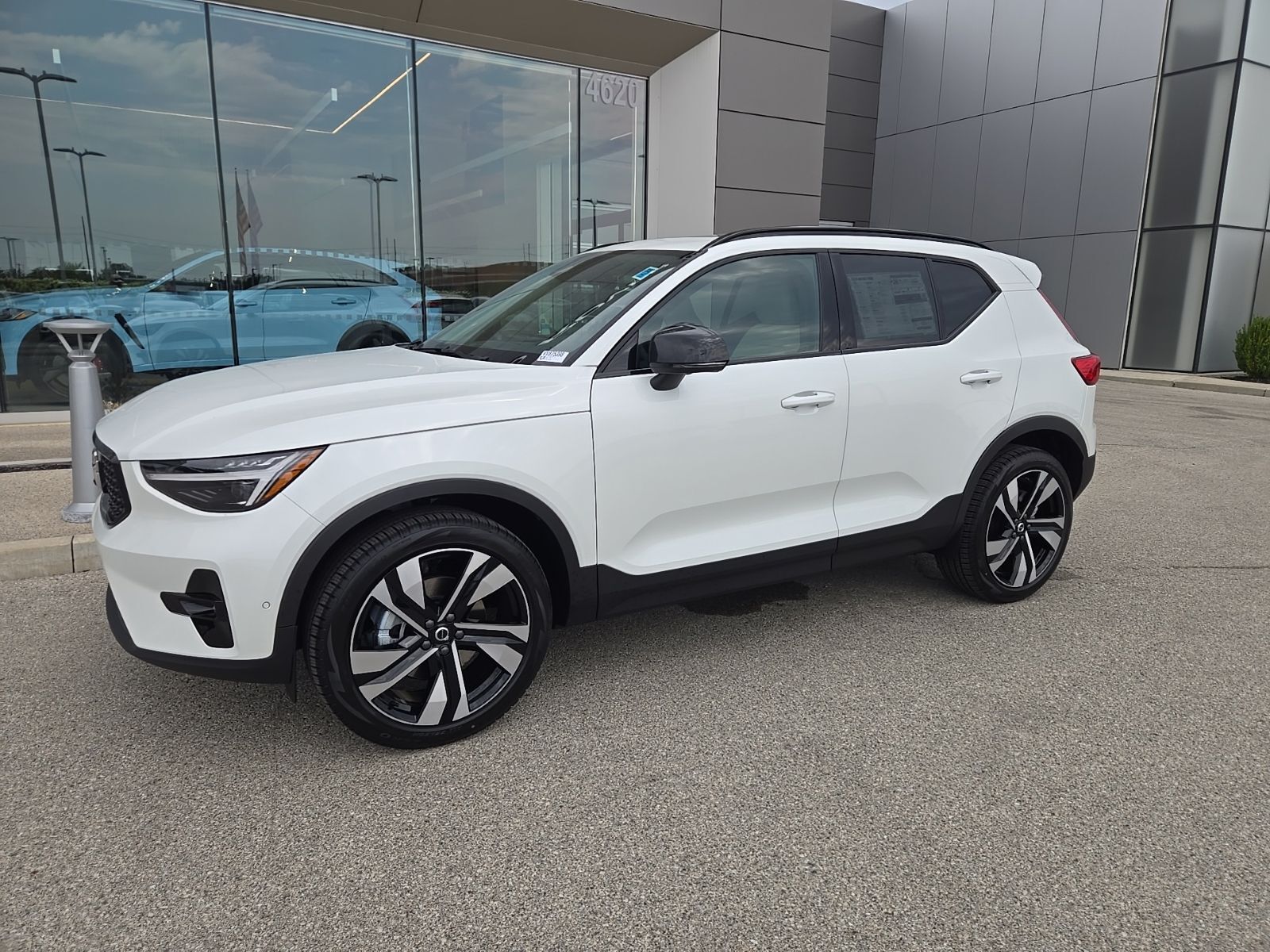 2026 VOLVO XC40