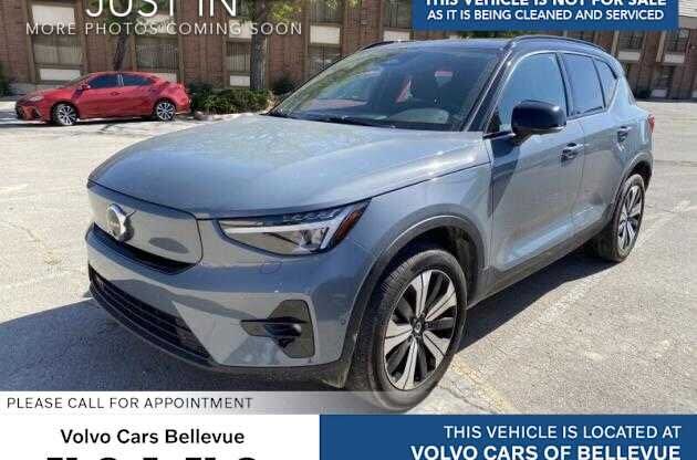 2023 VOLVO XC40
