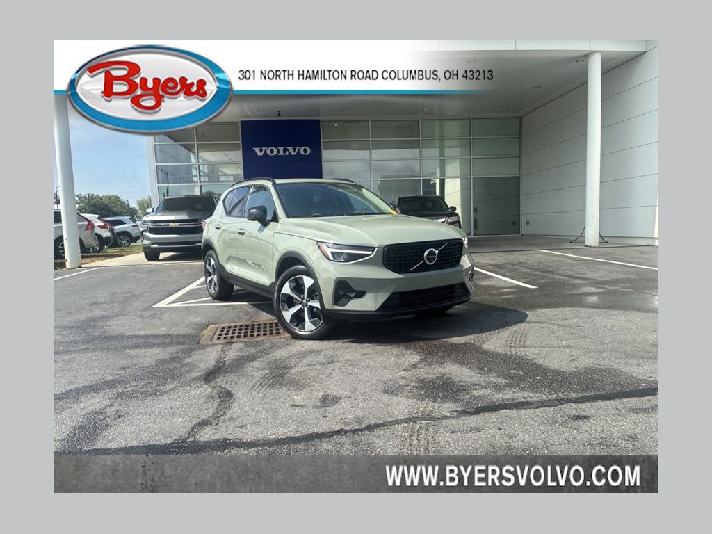 2023 VOLVO XC40