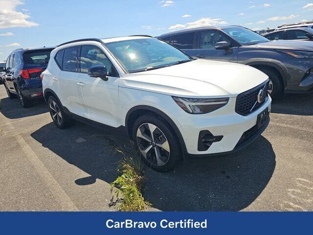 2023 VOLVO XC40