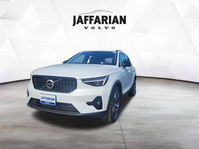 2026 VOLVO XC40