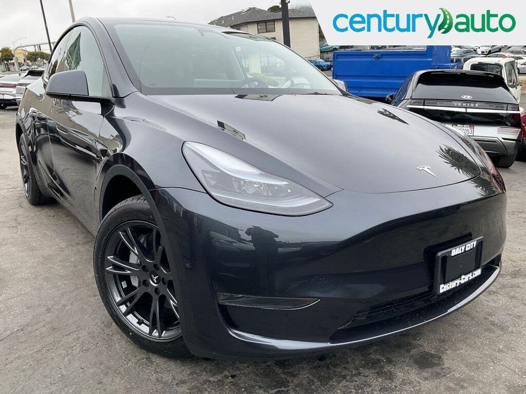 2025 TESLA Model Y