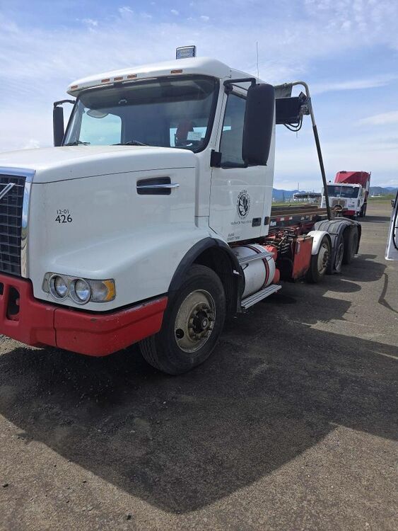 2002 VOLVO TRUCK VHD
