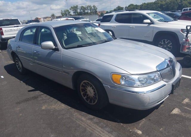 2000 LINCOLN Town Car