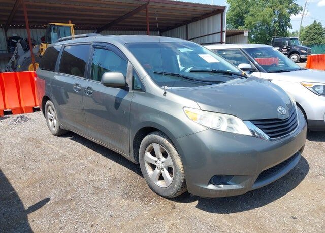 2011 TOYOTA Sienna