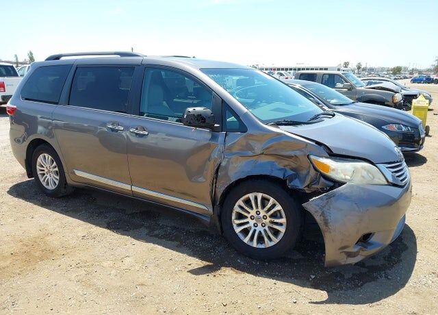 2017 TOYOTA Sienna