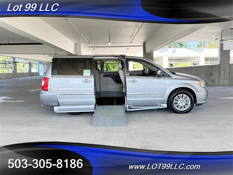 2013 CHRYSLER Town and Country