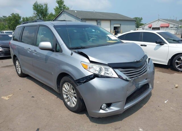 2012 TOYOTA Sienna