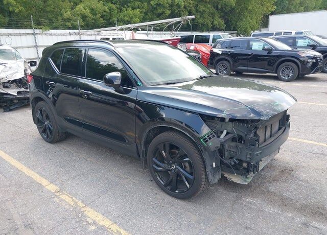 2022 VOLVO XC40