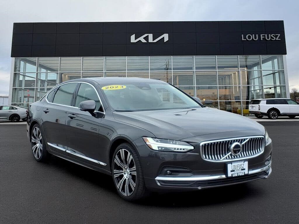 2023 VOLVO S90