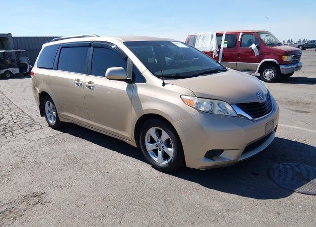 2011 TOYOTA Sienna