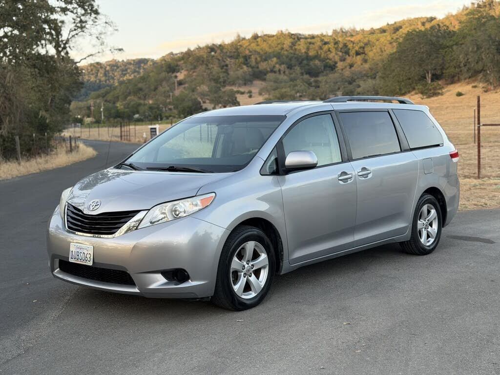 2011 TOYOTA Sienna