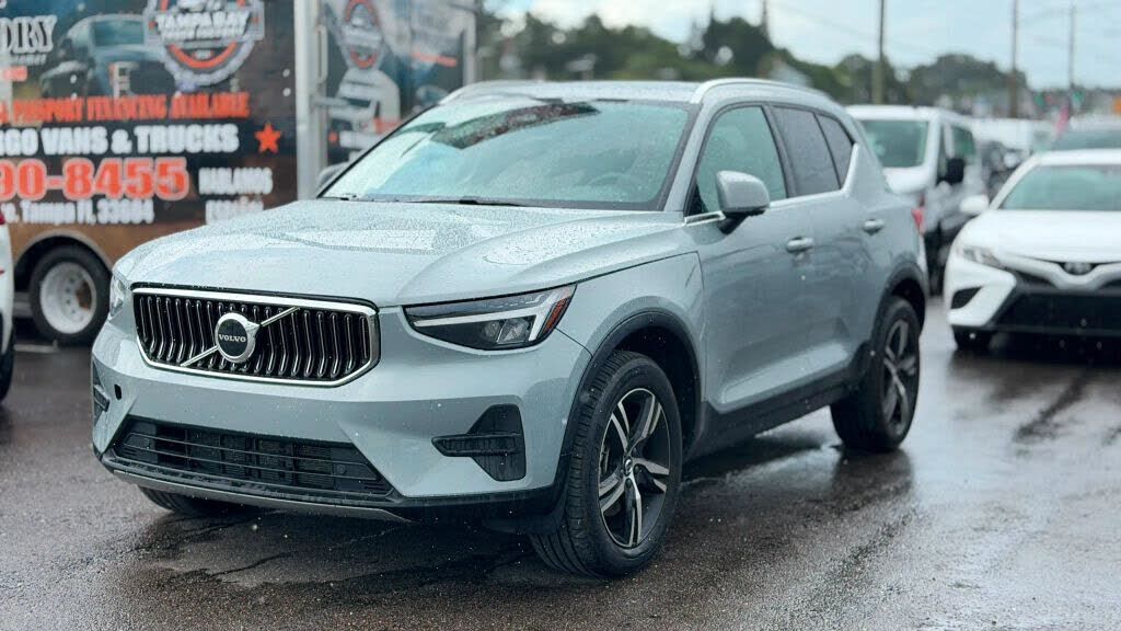 2025 VOLVO XC40