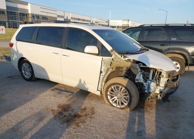 2017 TOYOTA Sienna
